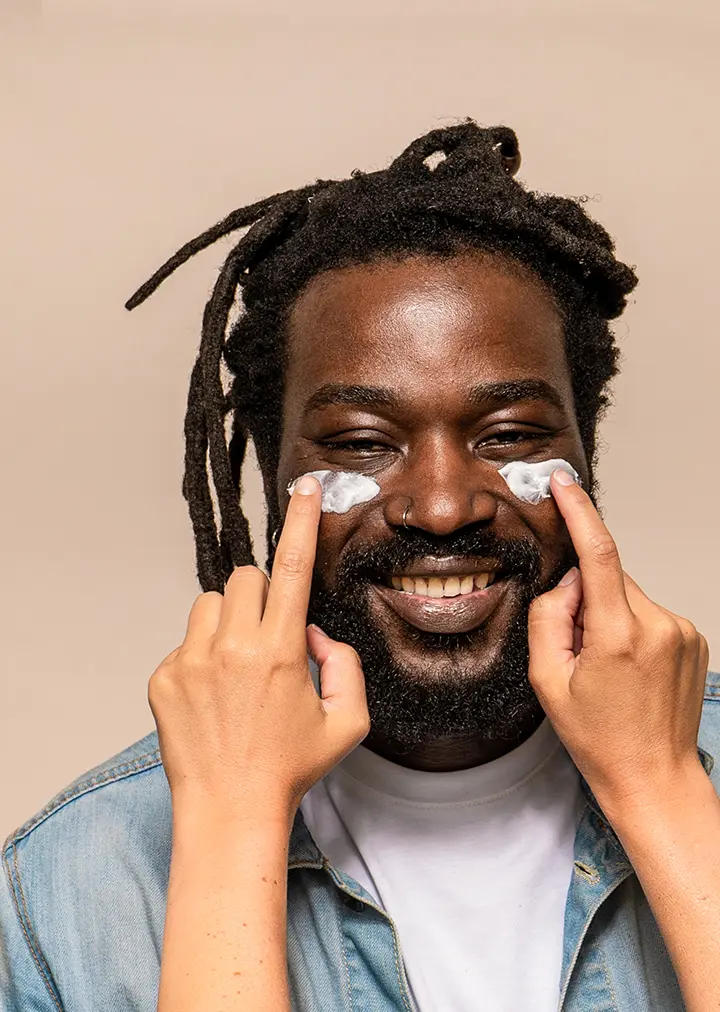 Rebel-care-man-applying-face-cream-boost-coffee Man applying rebel care the boost face cream